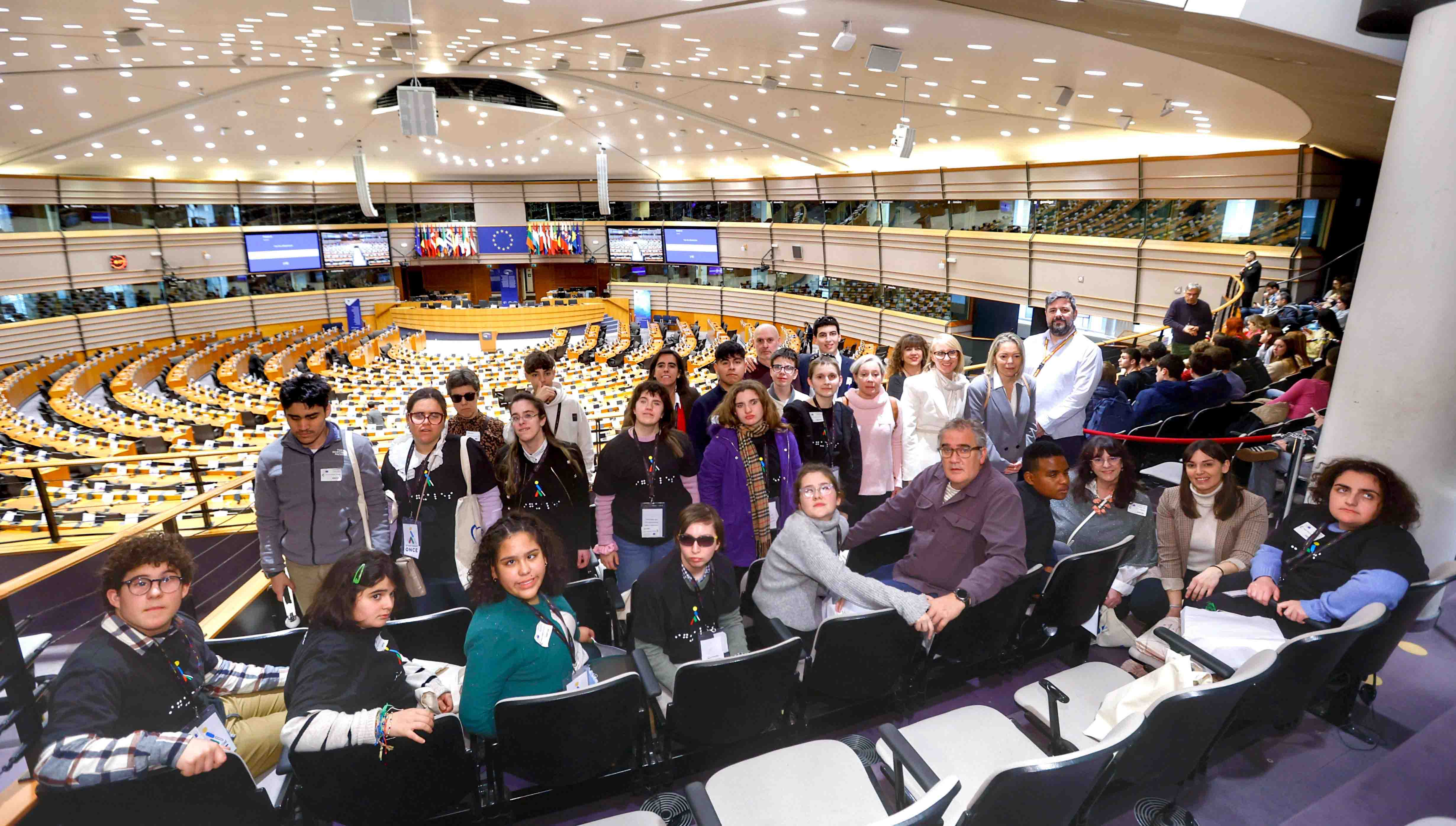 El grupo de chavales y profesores en el Parlamento