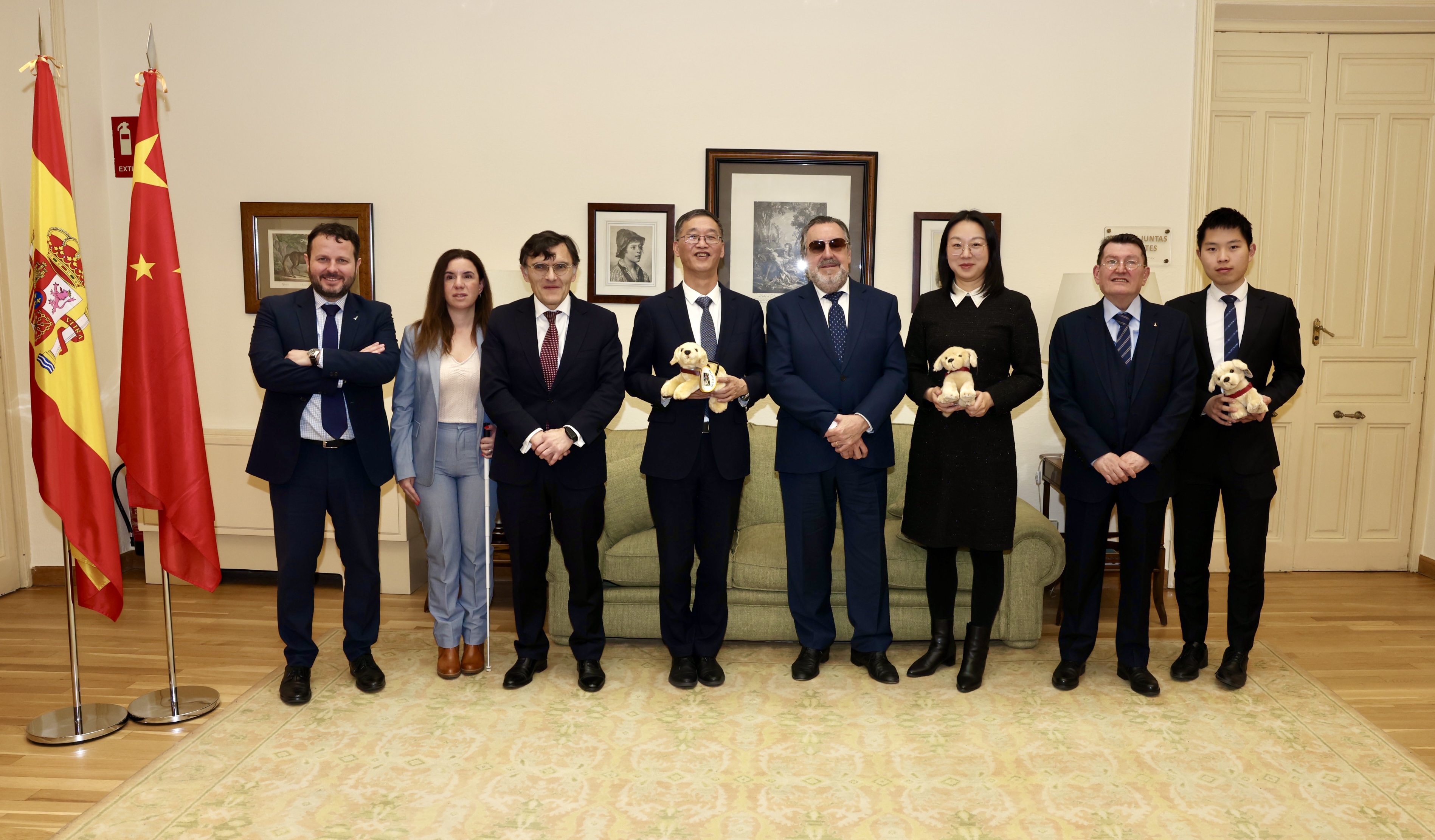 Foto de familia, con el embajador y el presidente del Grupo Social ONCE en el centro de la imagen