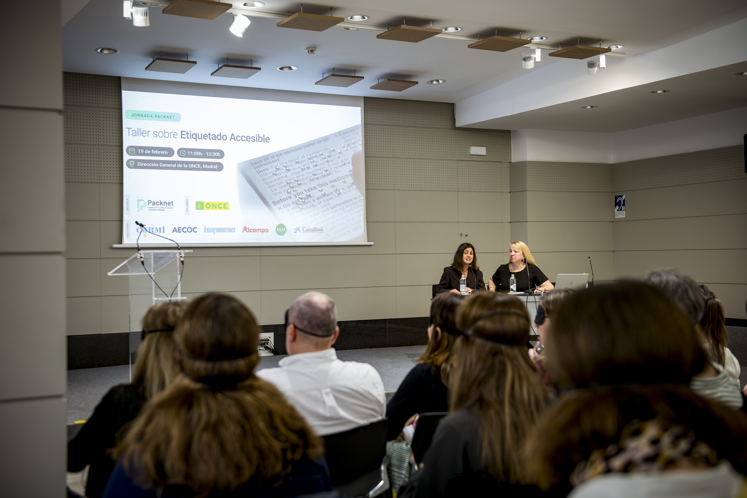 Instantánea durante el desarrollo del taller sobre etiquetado en braille, con la presentación a cargo de Carmen Bayarri y Marina Rojas 