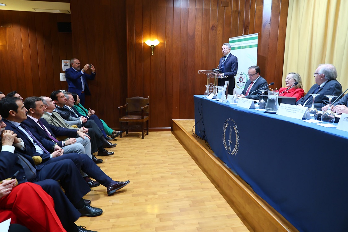 Momento del discurso del delegado de la ONCE en Andalucía, Ceuta y Melilla tras recoger el premio