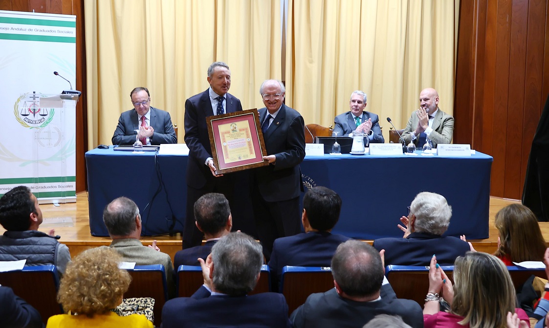 Cristóbal Martinez, a la izda, muestra el diploma acreditativo del premio