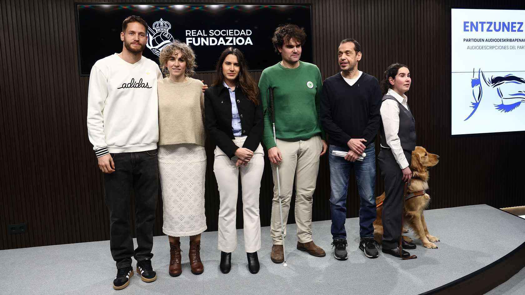 Participantes ciegos y de la Fundación de la Real Sociedad en la presentación de la APP Escoita