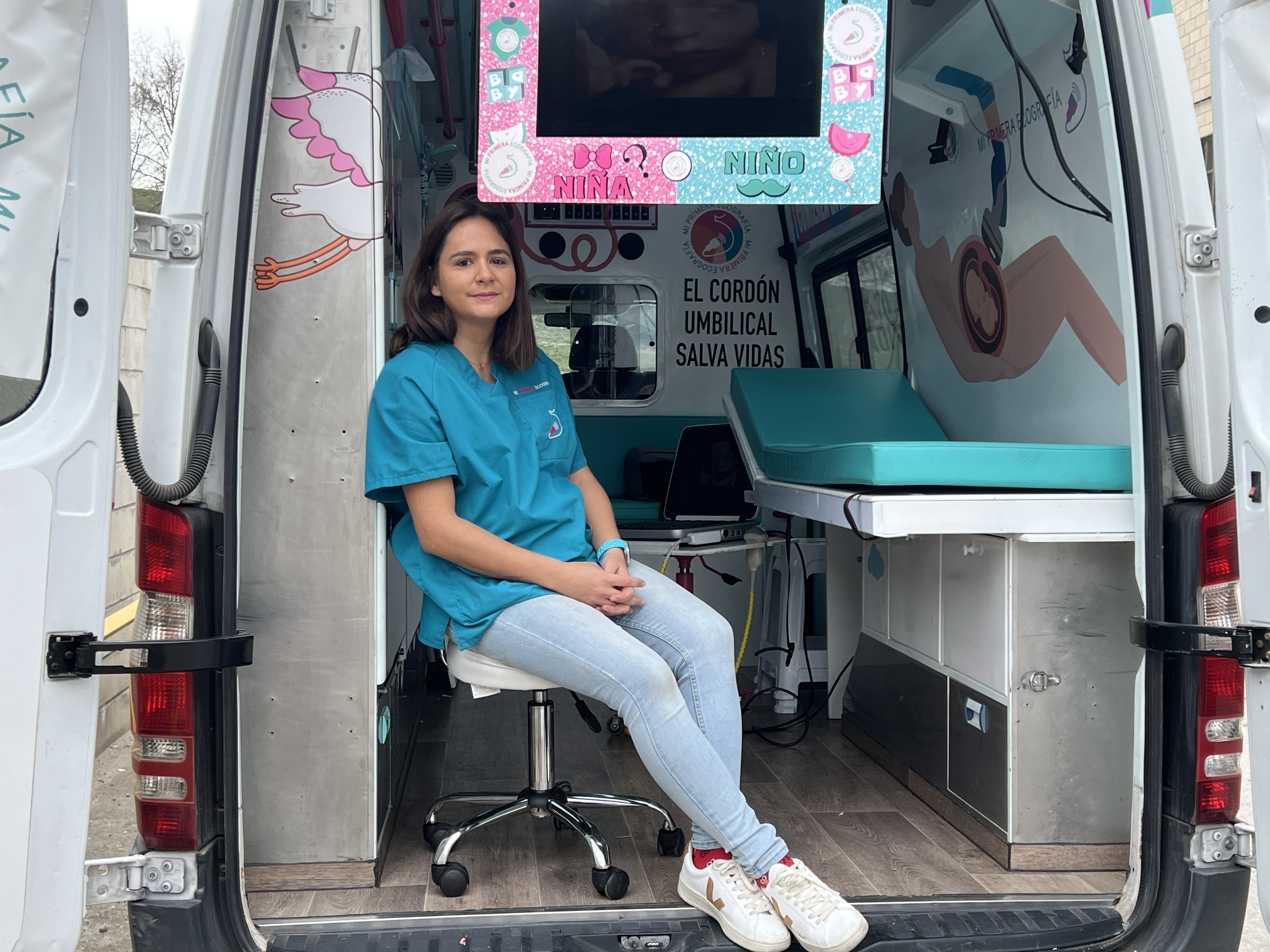 Marina en su ecoambulancia