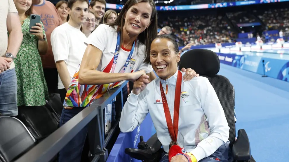 Teresa Perales junto a la reina Letizia en París 2024 tras el bronce en los 50 metros espalda.