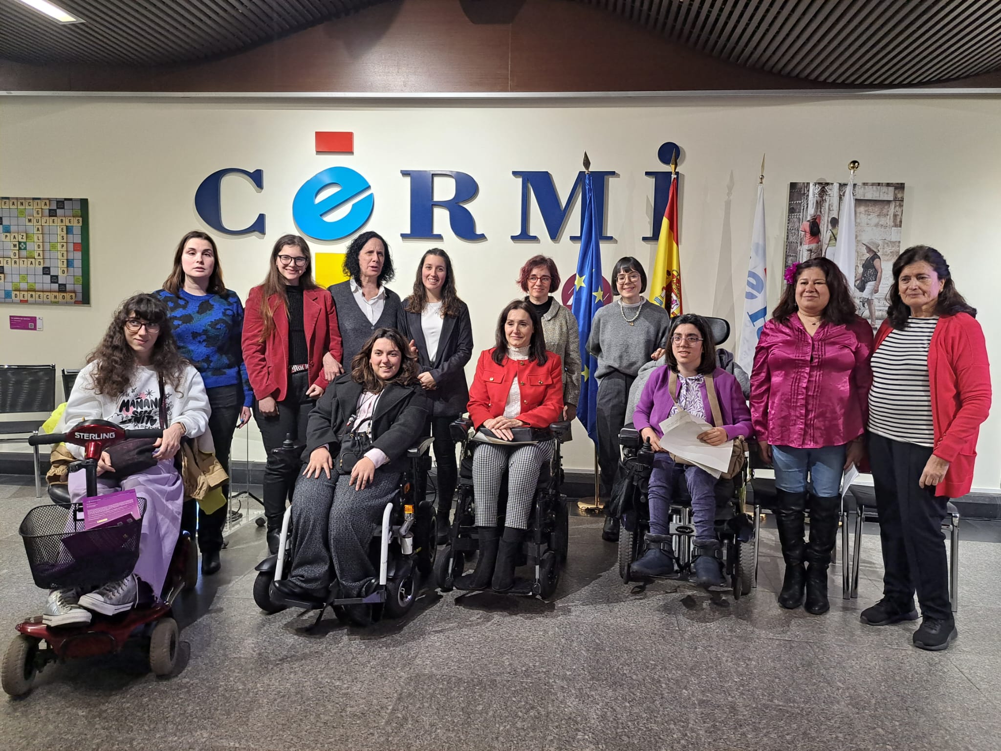 Foto de familia de las mujeres participantes en la lectura del manifiesto