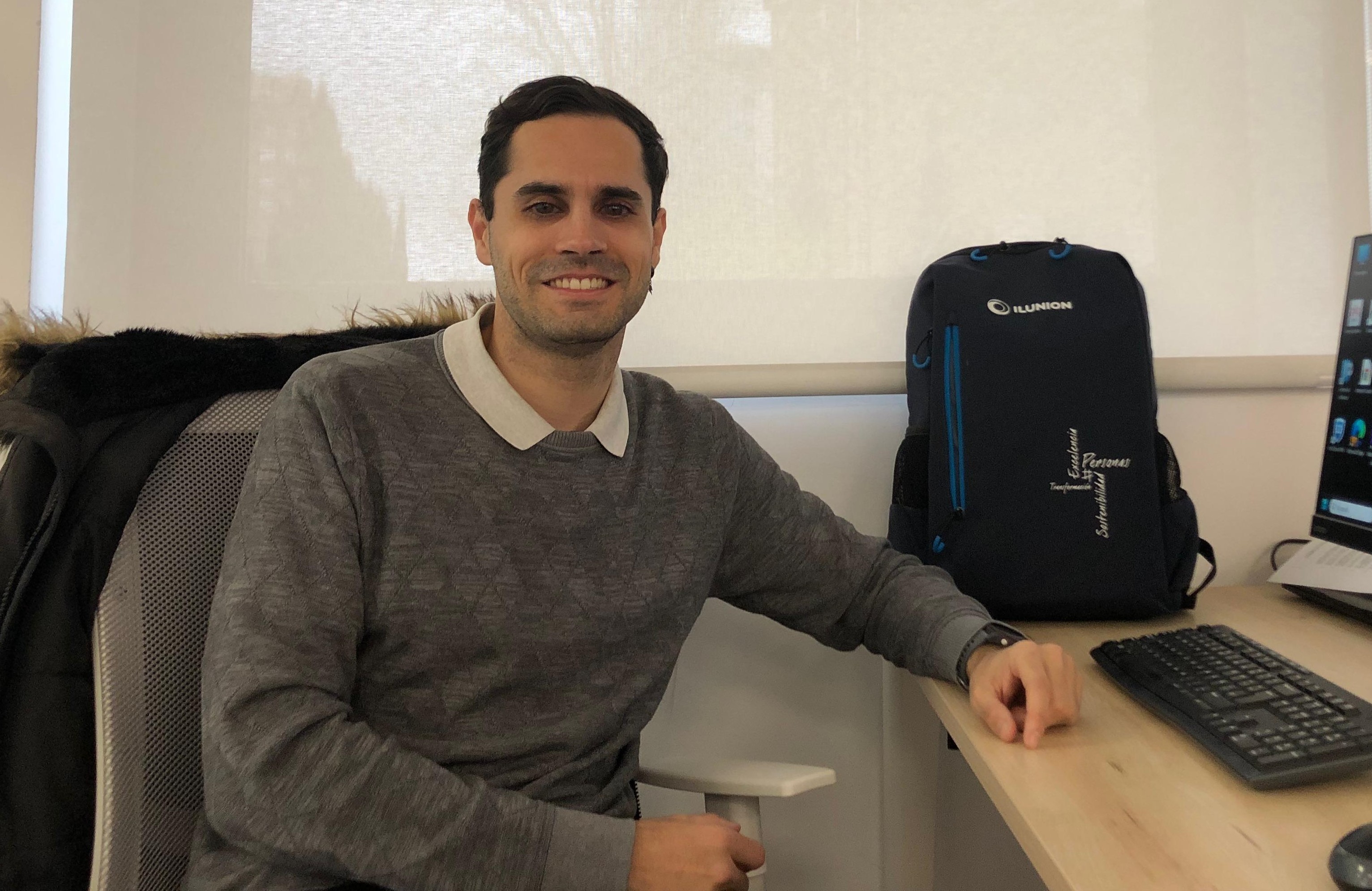 Marcos Cuesta Cavia, con baja visión, trabaja en Ilunion como técnico de PRL