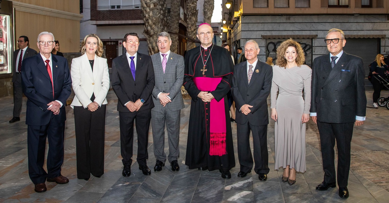Foto de familia de las autoridades en el acto junto a Ángel Sánchez, tercero por la izquierda