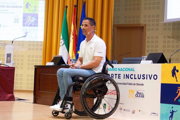 El ciclista y medallista paralímpico Sergio Garrote durante su intervención en el Seminario
