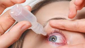 Paciente aplicando unas gotas oculares