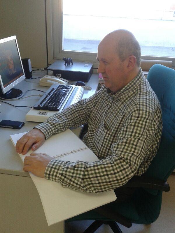Alberto Gil en su puesto de trabajo