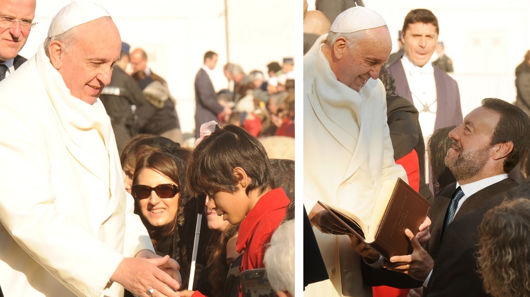 A la izda. el Papa con la niña ciega Lucías, y a la derecha momento en el que Carballeda le entrega el evangelio en braille y tinta