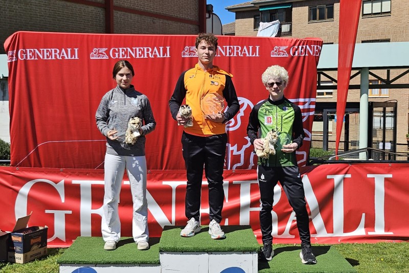 Enric Quintanilla, Jimena Hernández y Ander Arostegui en el podio