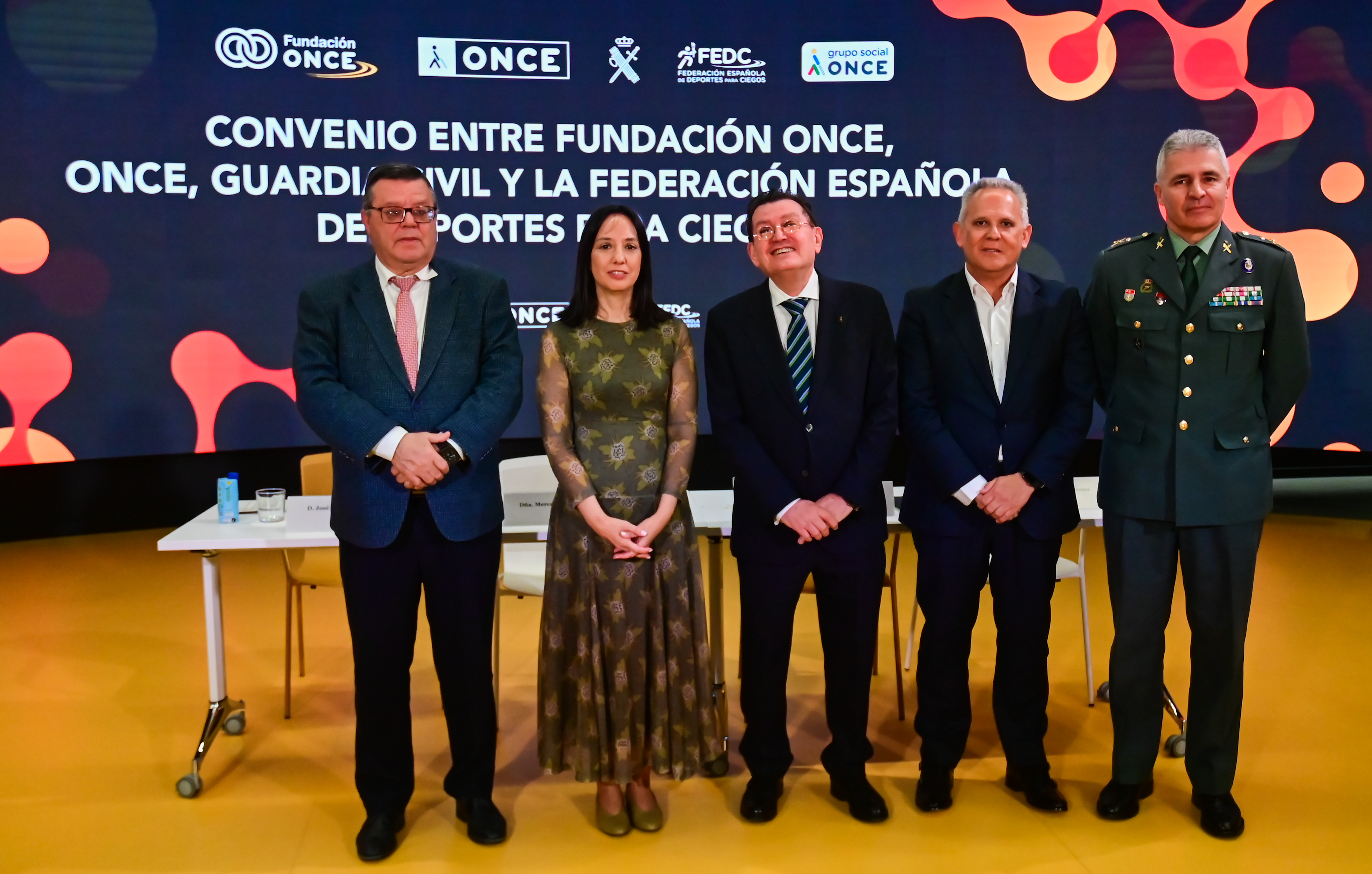 Foto de familia de los representantes de las entidades firmantes Foto de familia de los representantes de las entidades firmantes