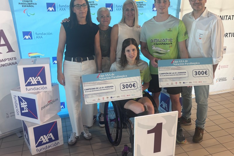 Los ganadores de la liga Axa muestran sus cheques