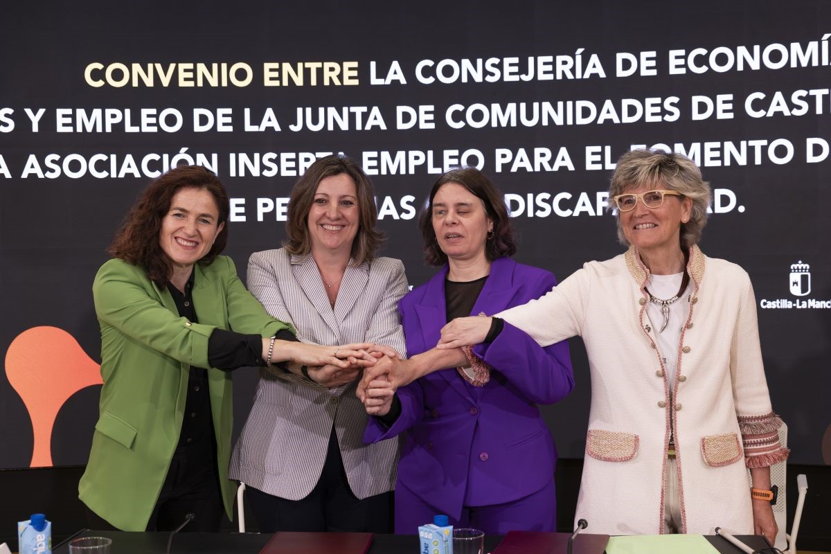 Foto de familia tras la firma del convenio entre Inserta Empleo y la Junta de Comunidades de Castilla-La Mancha | Foto de Inserta Empleo