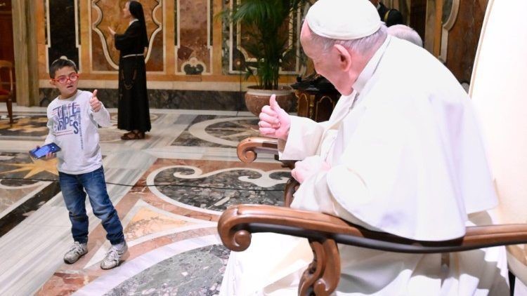 Francisco saluda a un niño con síndrome de Down | Foto de Vatican Media
