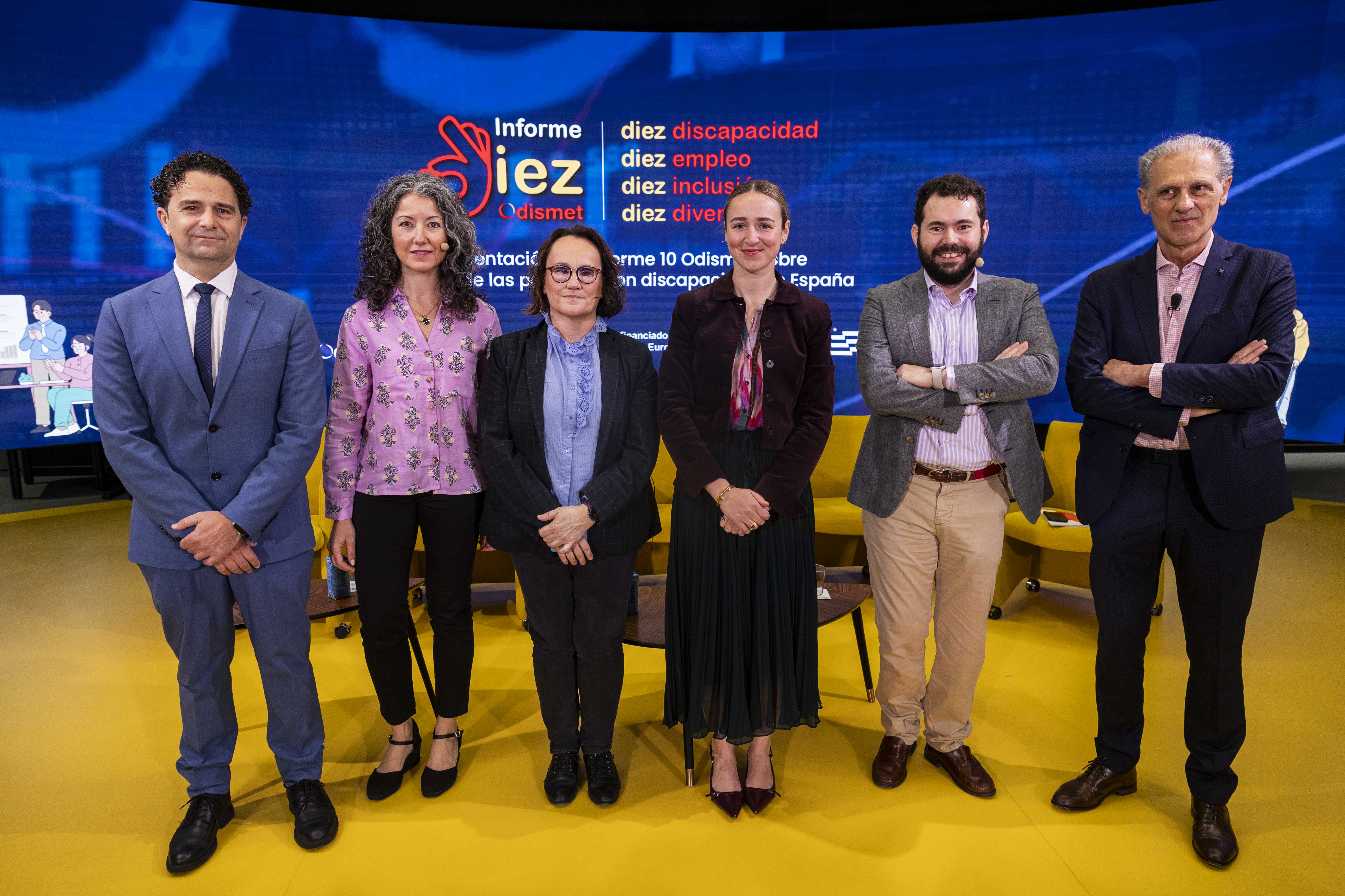 Foto de familia de los participantes en la mesa de debate en el acto de presentación del informe Foto/Jorge Villa