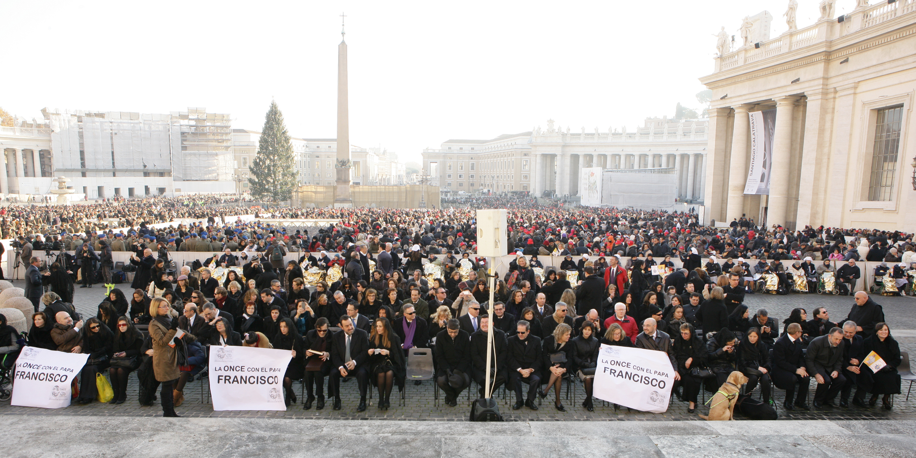 Grupo de la ONCE y la Fundación ONCE esperando la llegada del Papa en la Plaza de San Pedro del Vaticano