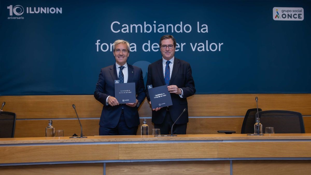 Alejandro Oñoro y Antonio Garamendi muestran el libro 'Cambiando la forma de ver valor'
