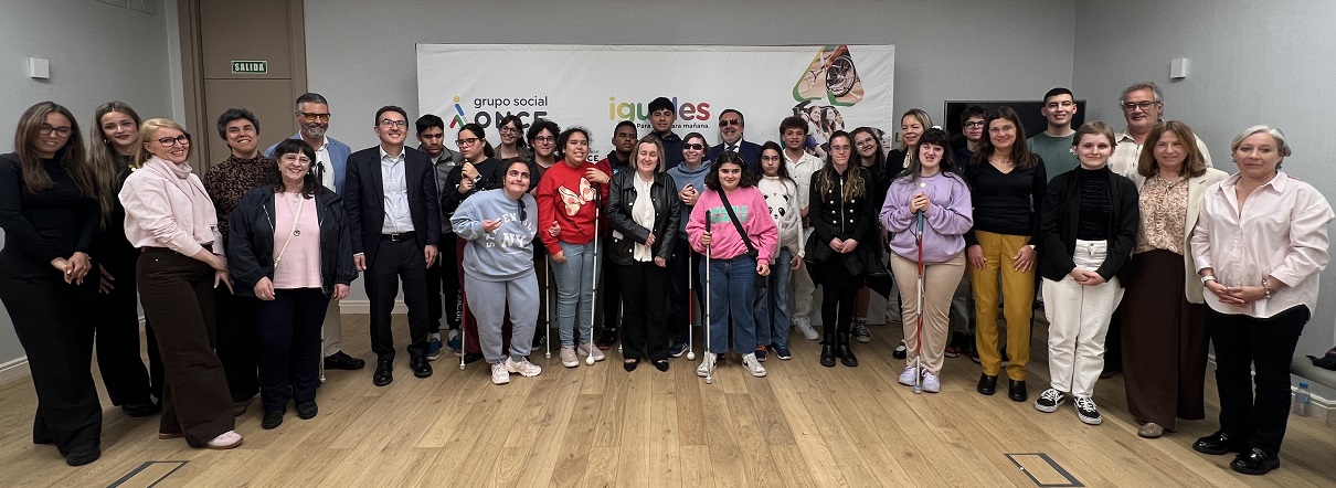 Foto de familia de los responsables del Grupo Social ONCE junto a los estudiantes que viajaron a Bruselas
