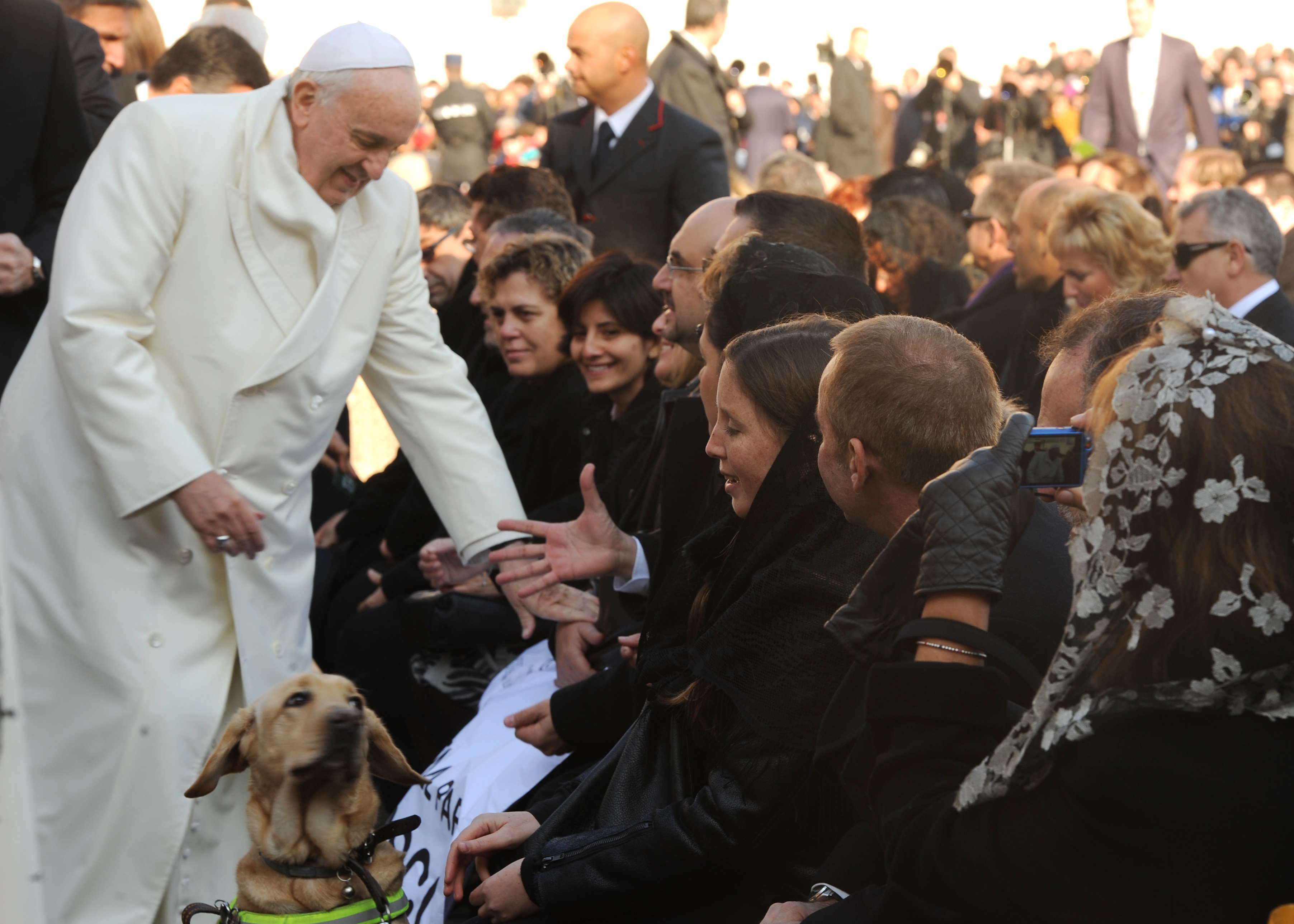 El Papa Francisco saluda a parte de la delegación de la ONCE que acudió a Roma diciembre de 2013