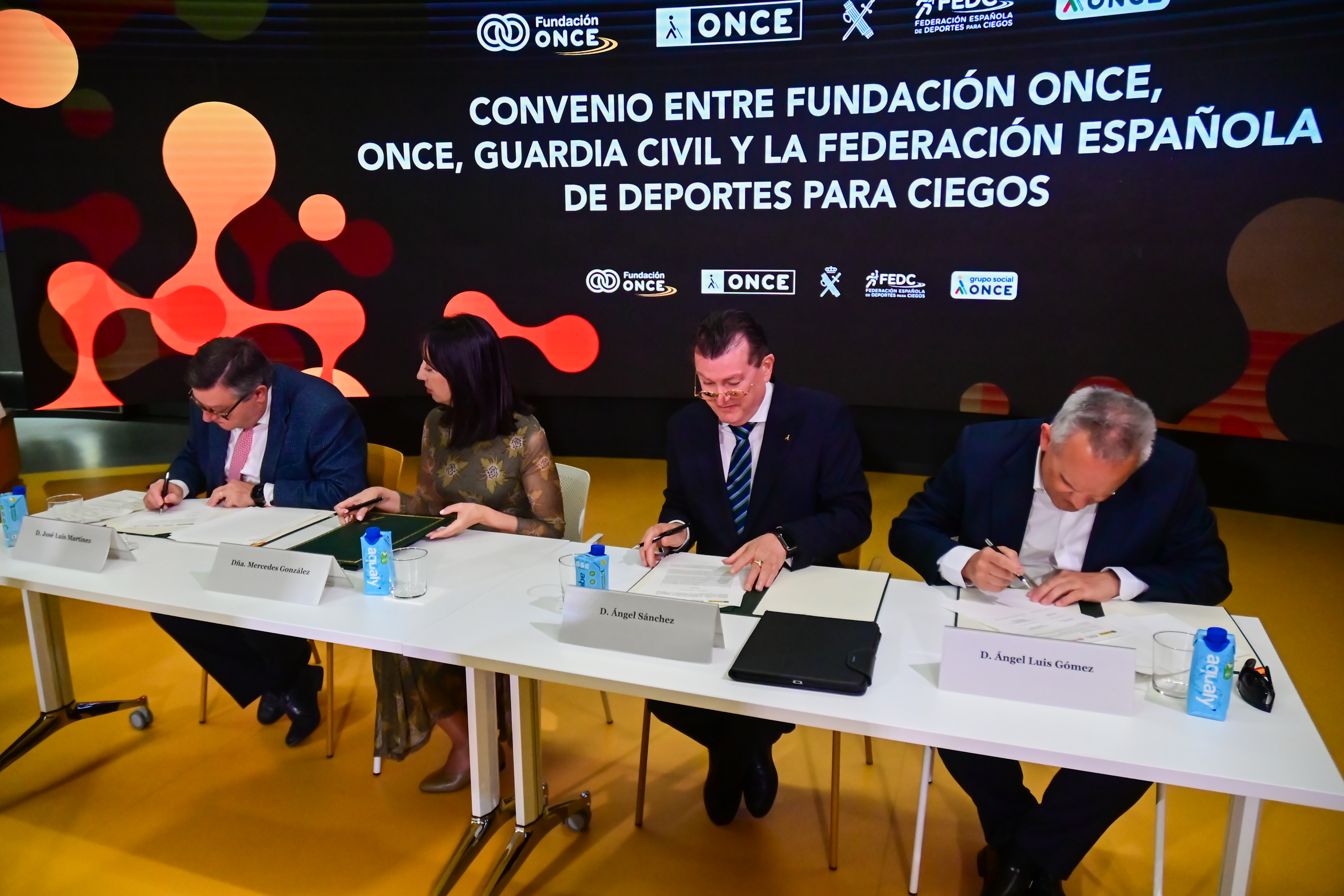 Momento de la firma del acuerdo entre los representantes de todas las entidades