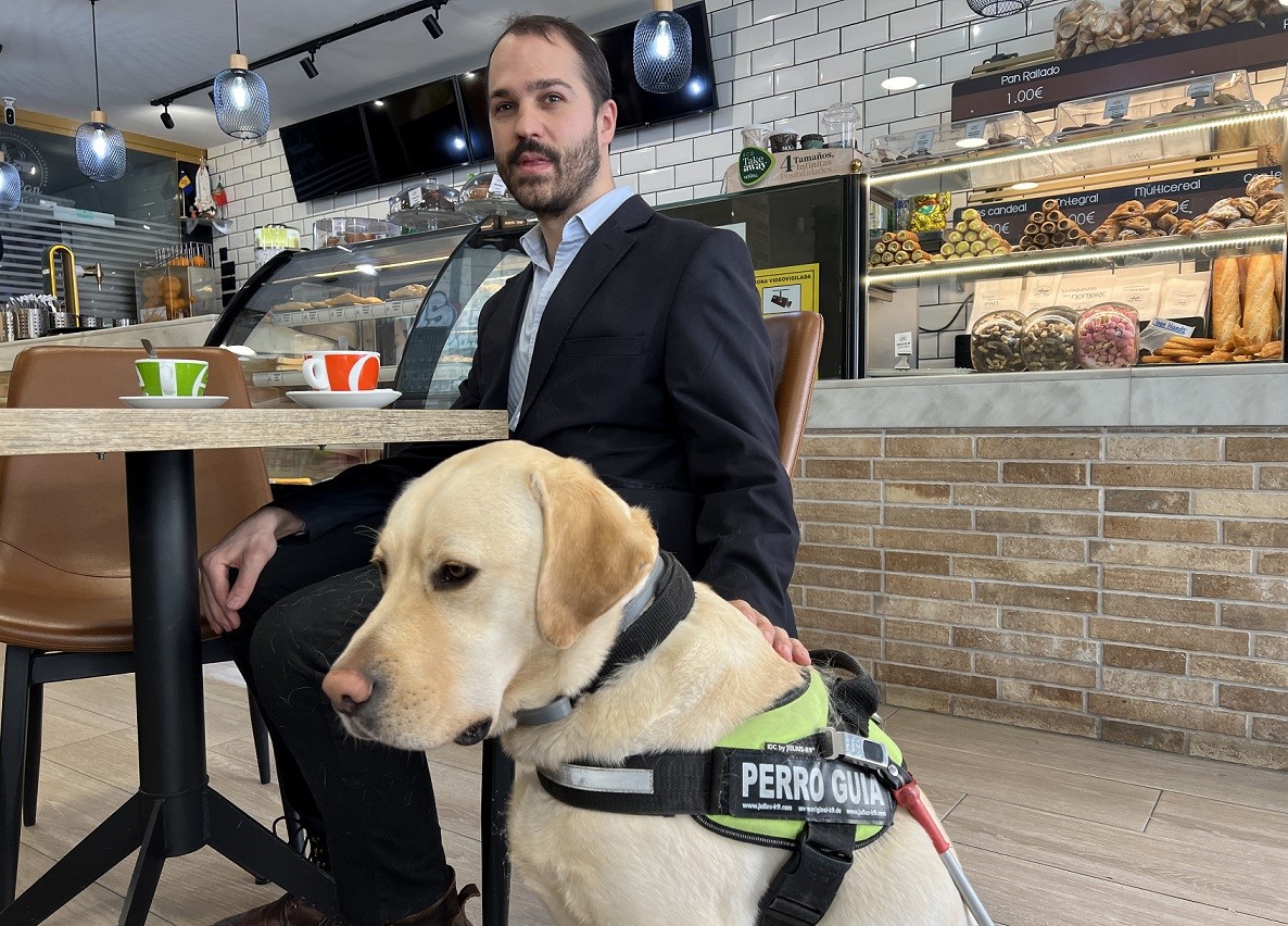 Javier Álvaro junto a su perro guía