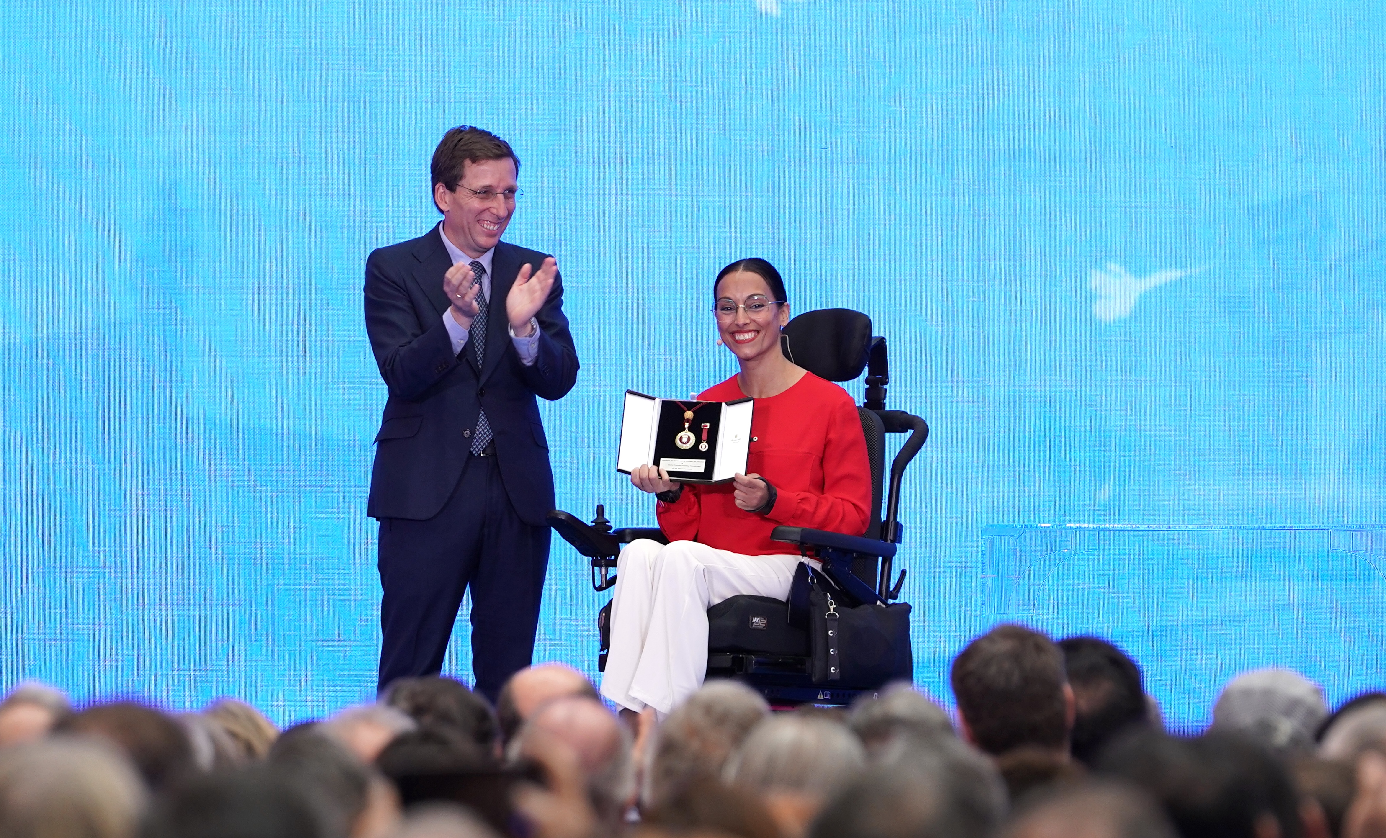 El alcalde de Madrid junto a Teresa Perales mostrando el galardón El alcalde de Madrid junto a Teresa Perales mostrando el galardón