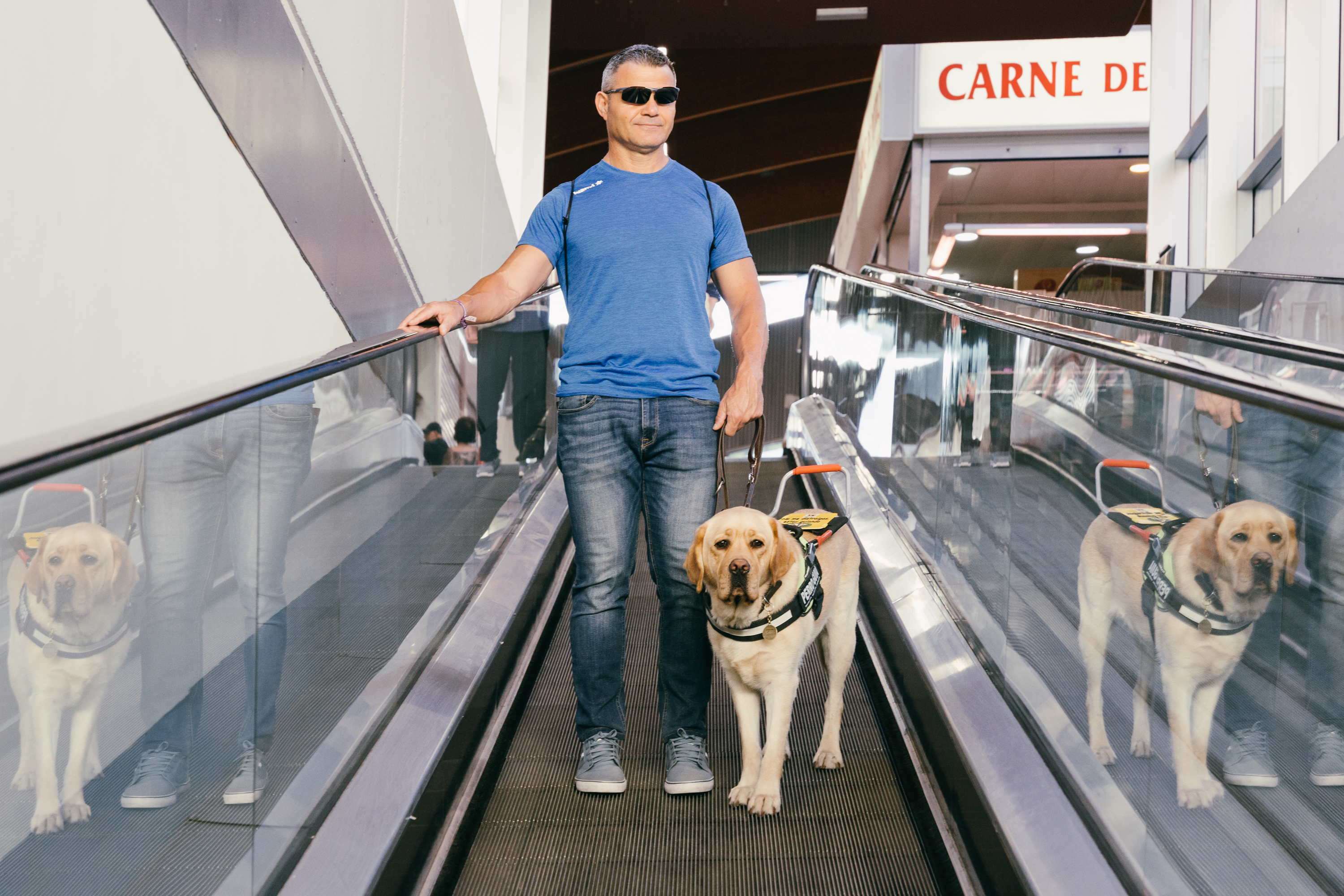 El deportista afiliado a la ONCE y medallista paralímpico David Casino, junto a su perro guía