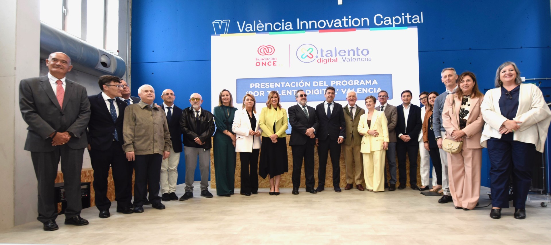 Foto de familia de todas las autoridades del gobierno valenciano junto a los responsables de la ONCE y de Por Talento