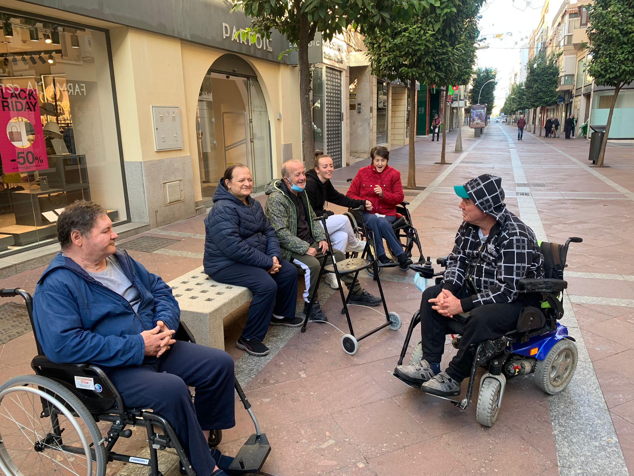 Grupo de personas con discapacidad en una vía pública de uso peatonal Grupo de personas con discapacidad en una vía pública de uso peatonal