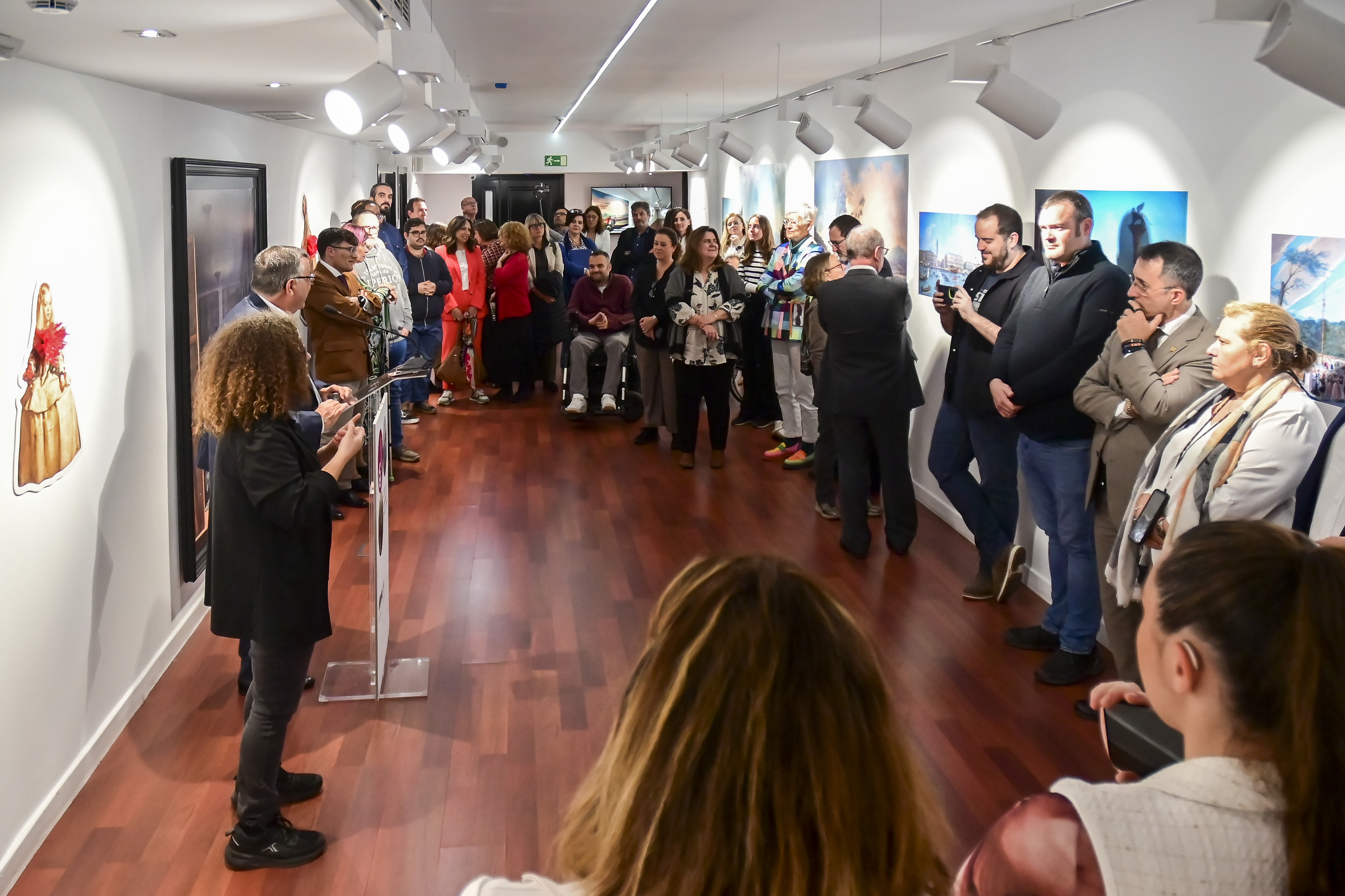 Grupo de asistentes durante el acto de inauguración de la exposición Grupo de asistentes durante el acto de inauguración de la exposición