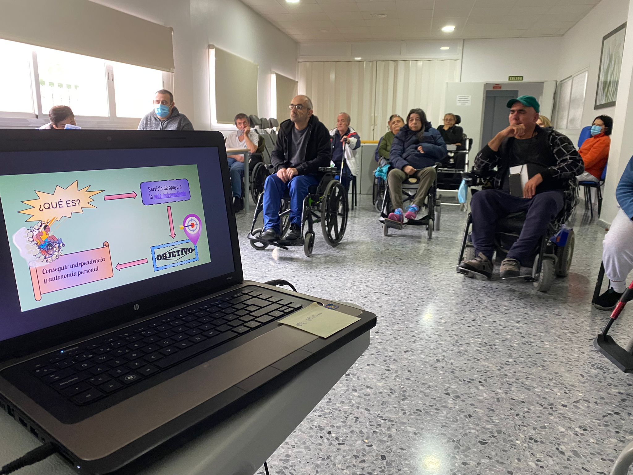 Grupo de personas en silla de ruedas durante una formación sobre apoyos y autonomía personal