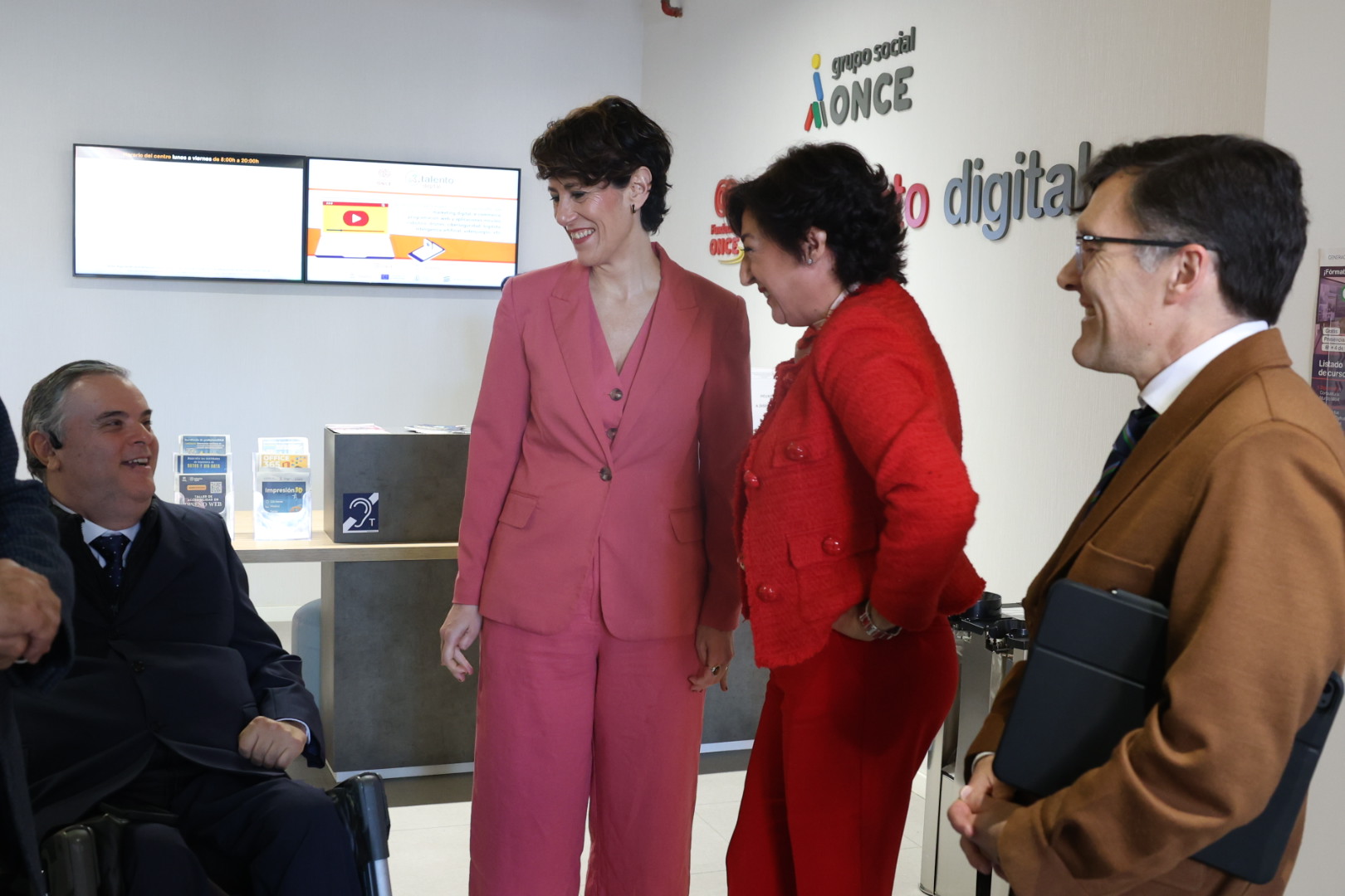 Distendido momento de la visita de la ministra a la sede de Por Talento, junto a responsables de Fundación ONCE