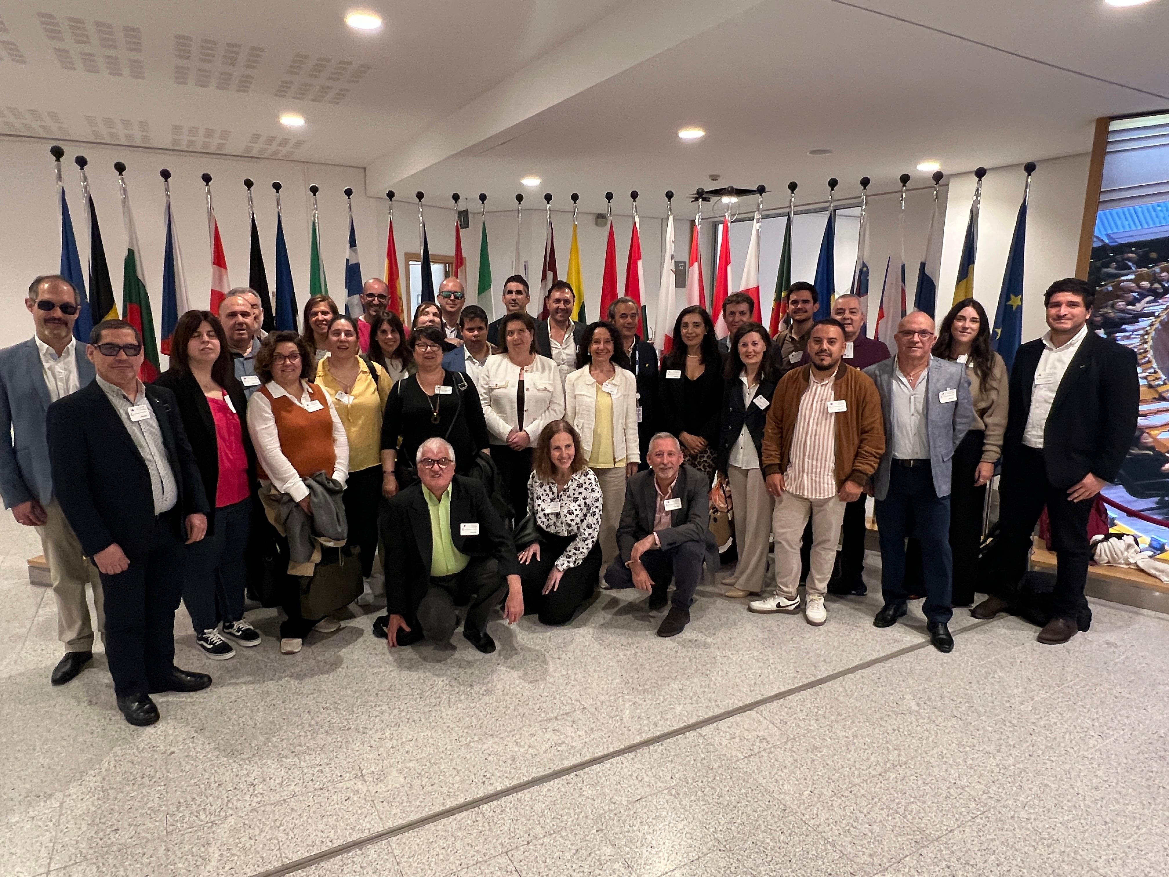 Delegación completa de la ONCE en la sede del Parlamento Europeo de Bruselas