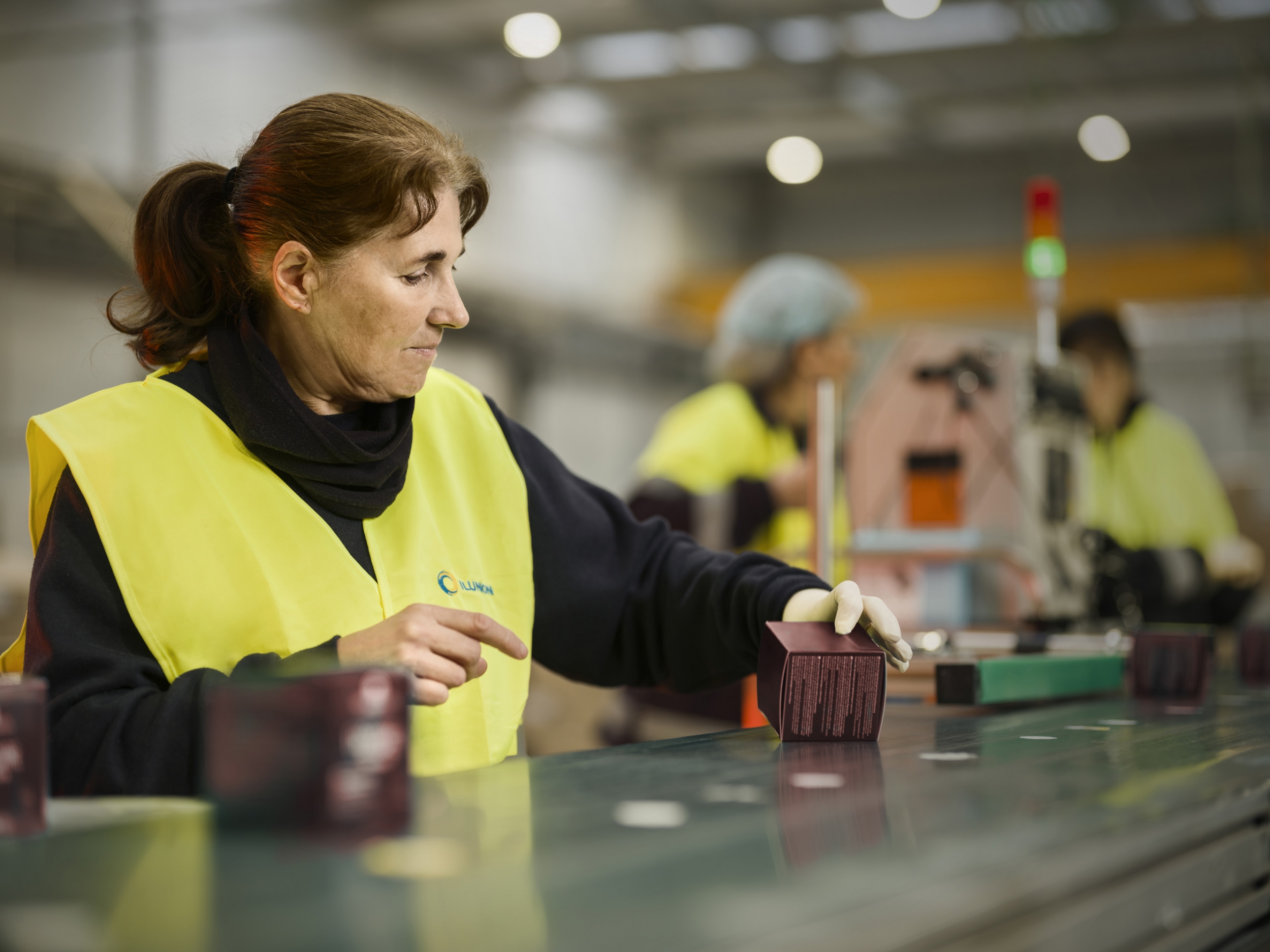 Trabajadora de una de las naves de Ilunion Servicios Industriales Trabajadora de una de las naves de Ilunion Servicios Industriales