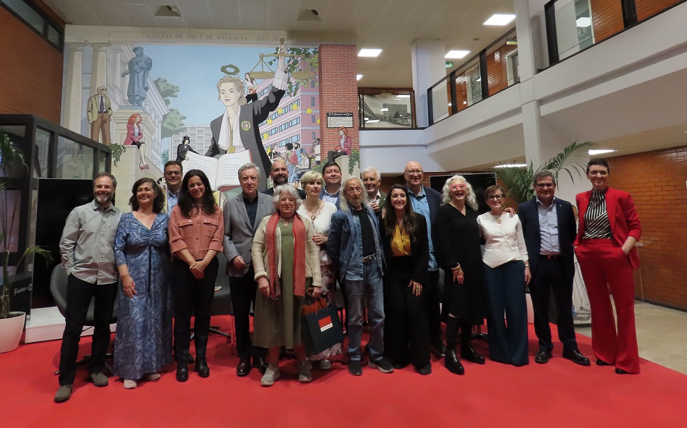 Foto de familia de todos los participantes, entre ellos Iñaki Gabilondo en el centro de la imagen, en el laboratorio sobre envejecimiento Foto de familia de todos los participantes, entre ellos Iñaki Gabilondo en el centro de la imagen, en el laboratorio sobre envejecimiento