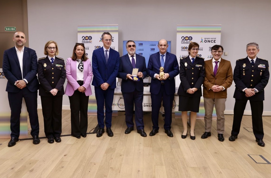 Foto de familia de los responsables de la ONCE y de la Policía en la sede del Consejo General de la ONCE Foto de familia de los responsables de la ONCE y de la Policía en la sede del Consejo General de la ONCE