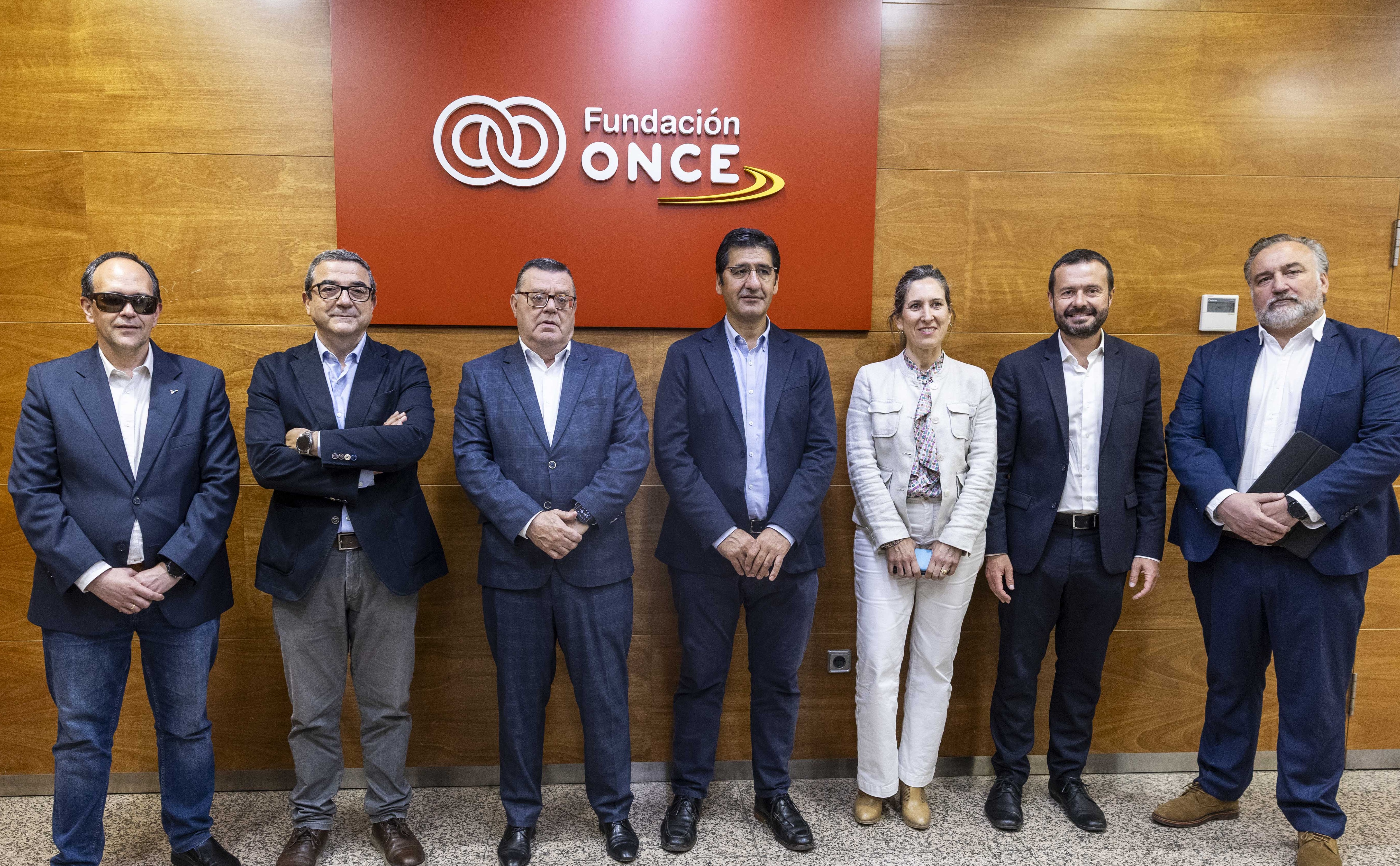 Foto de familia de los representantes del gobierno de Castilla-La Mancha en la sede de Fundación ONCE desde donde se gestiona AccesibleEU Foto de familia de los representantes del gobierno de Castilla-La Mancha en la sede de Fundación ONCE desde donde se gestiona AccesibleEU