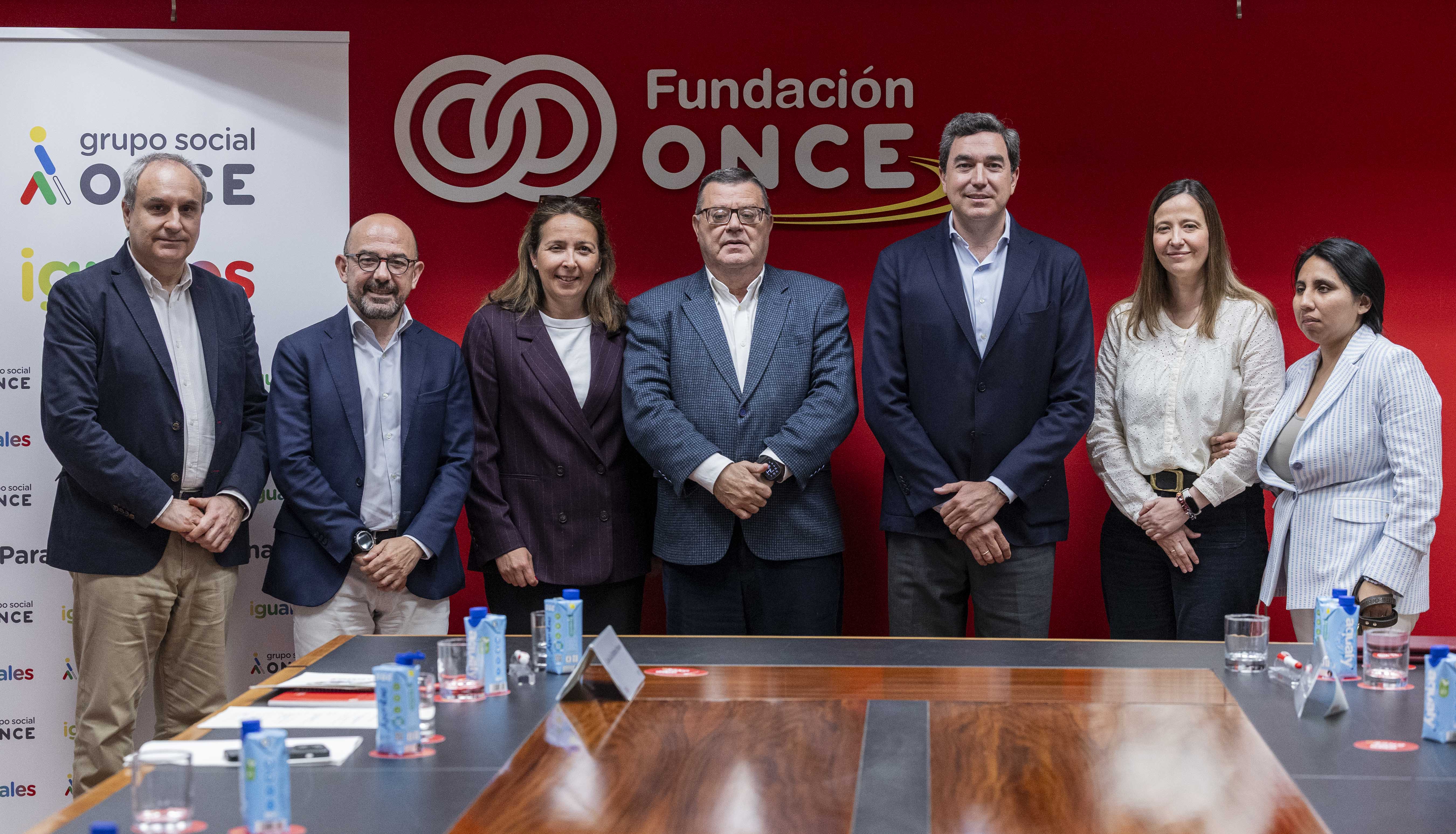 Foto de familia del acto de renovación del acuerdo con Fundación Legalitas