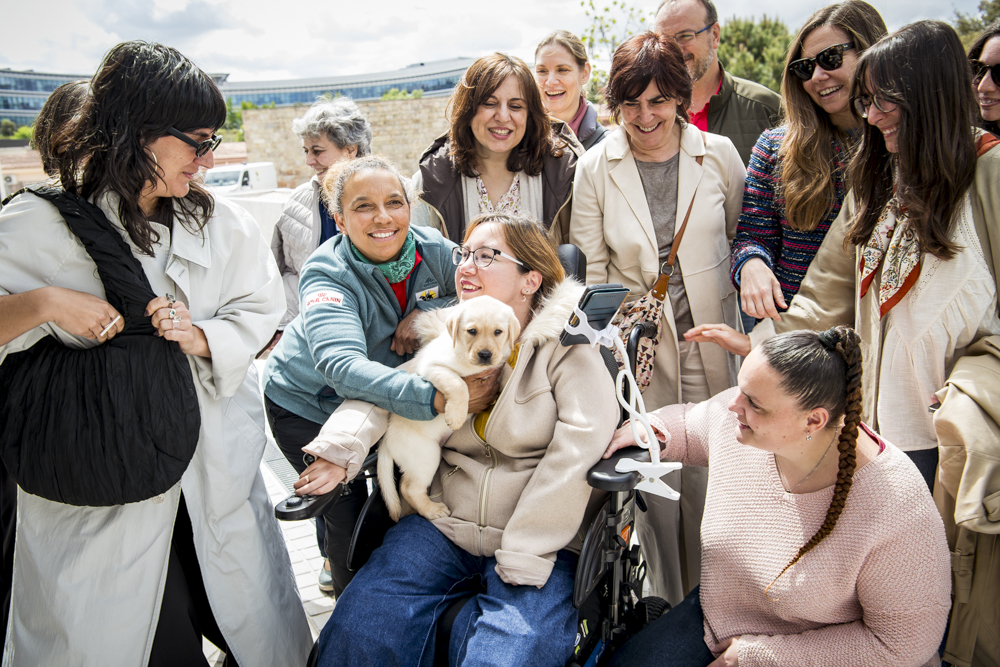 Foto del grupo junto a una de las cuidadoras de la FOPG y uno de los cachorros Foto del grupo junto a una de las cuidadoras de la FOPG y uno de los cachorros