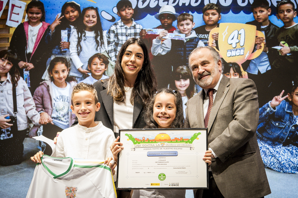 Momento de la entrega de otro premio a uno de los colegios ganadores de Madrid