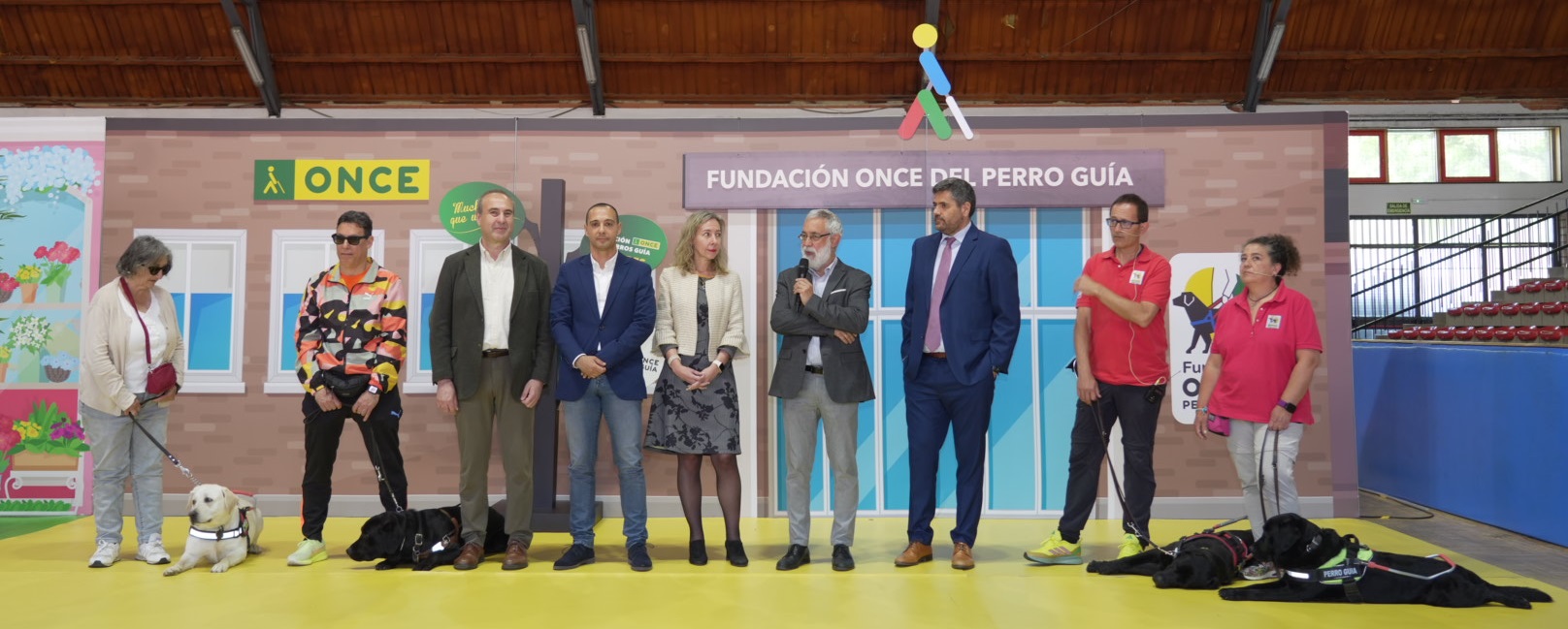 Autoridades asistentes a la exhibición