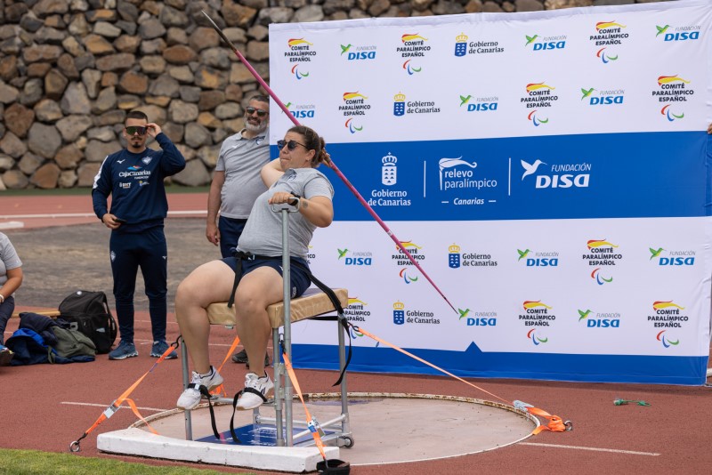 Deportista con discapacidad realizando un lanzamiento desde la silla de atletismo donada al Club CajaCanarias Deportista con discapacidad realizando un lanzamiento desde la silla de atletismo donada al Club CajaCanarias