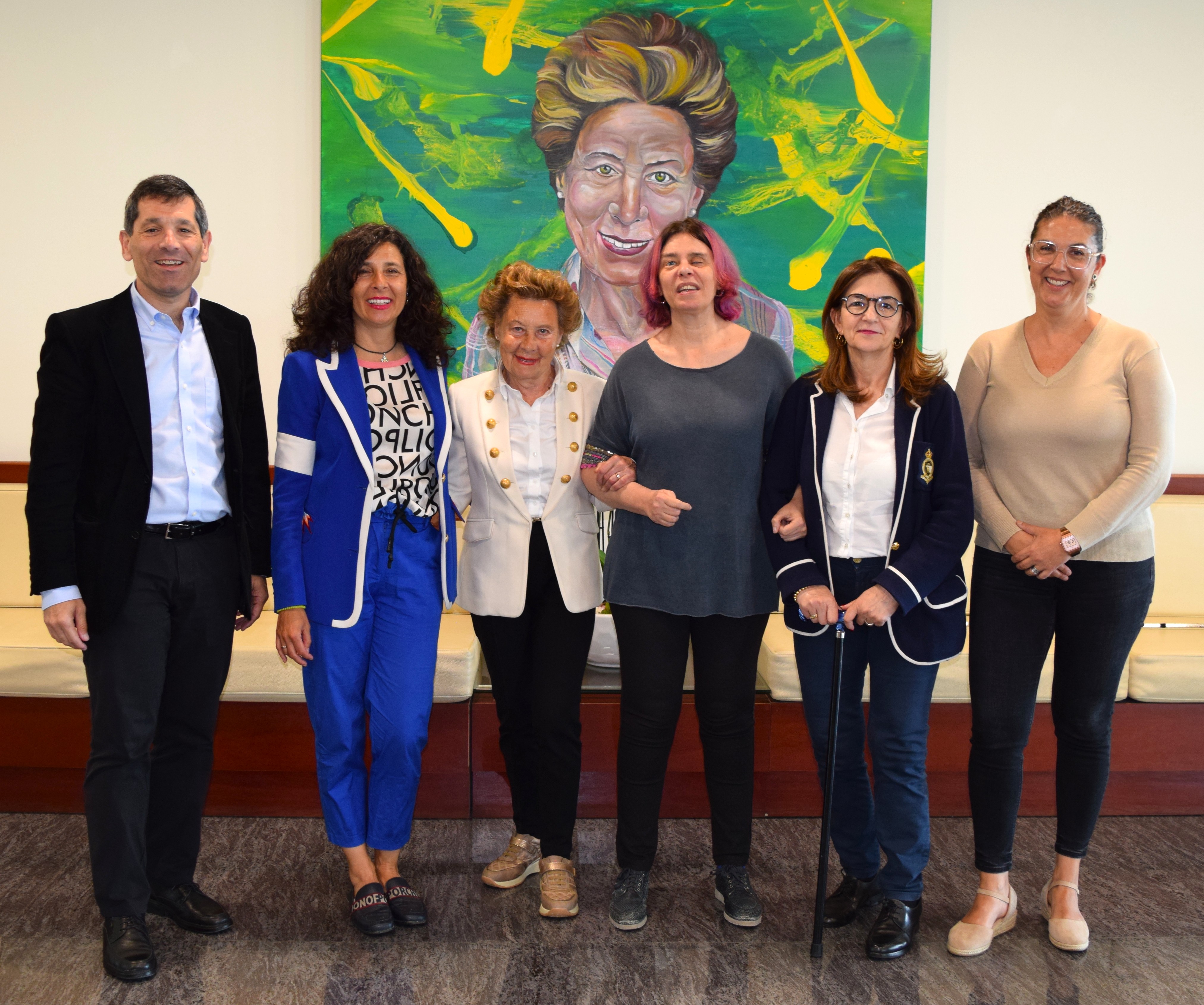 De izquierda a derecha, Paco Hevia, director Corporativo de Galletas, Gullón; Lourdes Gullón, presidenta de Galletas Gullón; María Teresa Rodríguez, presidenta de honor de Galletas Gullón; Virginia Carcedo, secretaria general de Fundación ONCE y vicepresidenta ejecutiva de Inserta Empleo; Begoña Grijalbo, directora de Inserta Empleo en Castilla y León y Beatriz Ramos, técnico del equipo de la Secretaria General de Fundación ONCE.