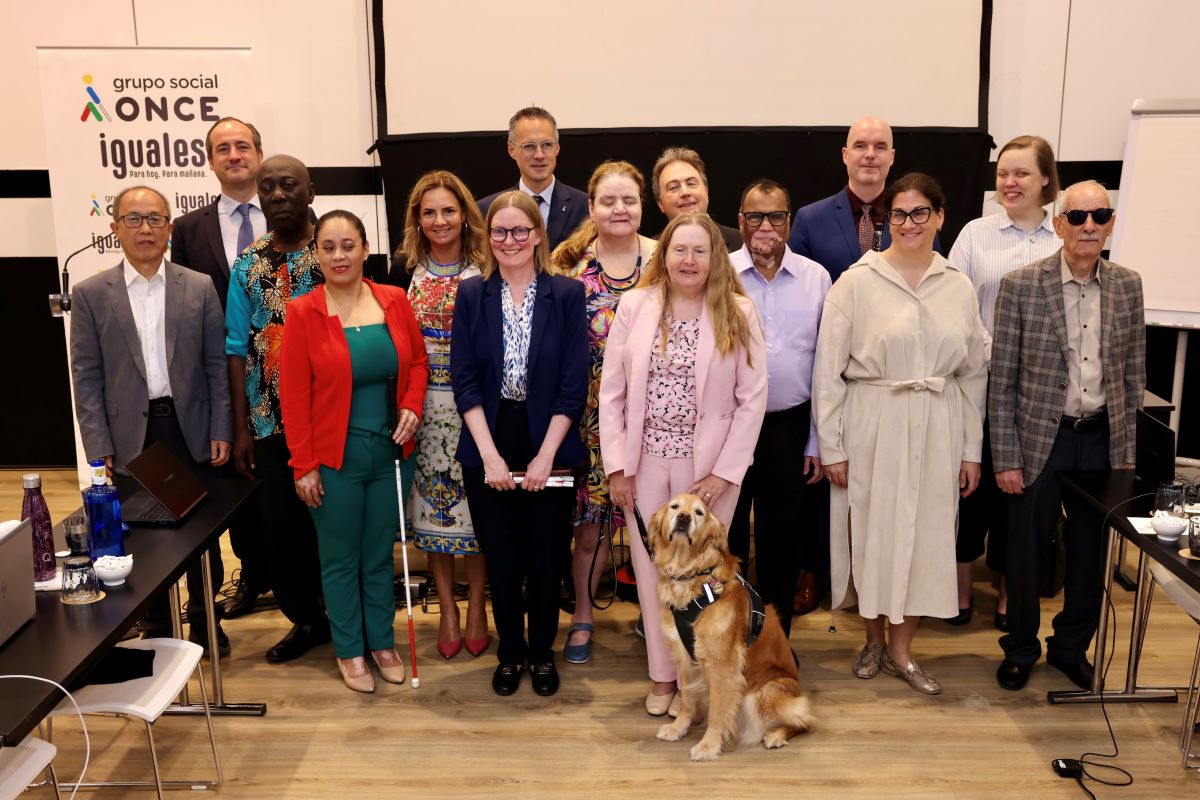 Foto de familia del Comité Ejecutivo de la UMC junto a Susana Sumelzo