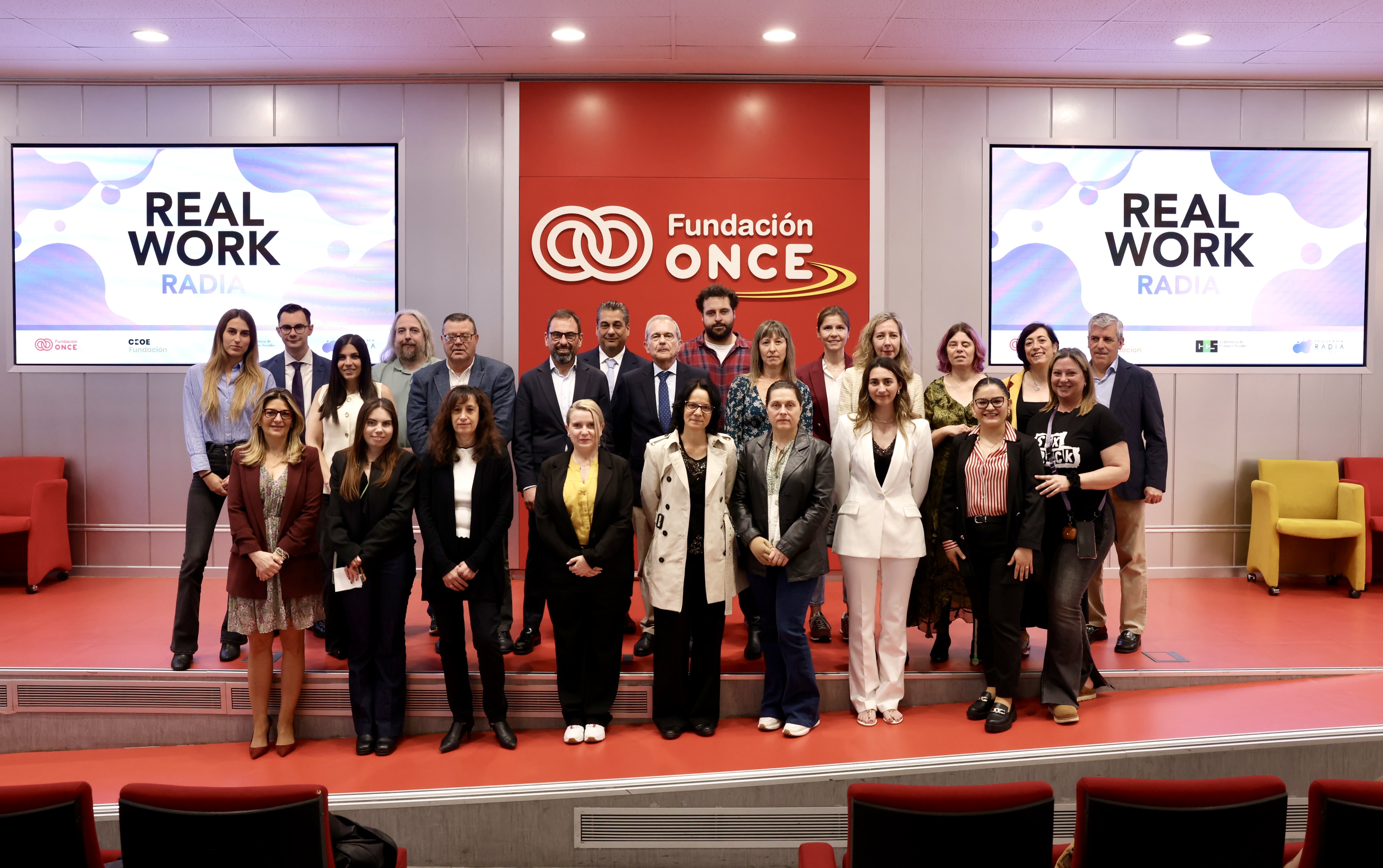 Grupo de alumnas de la quinta edición del programa Radia con los responsables de las instituciones impulsoras del programa 
