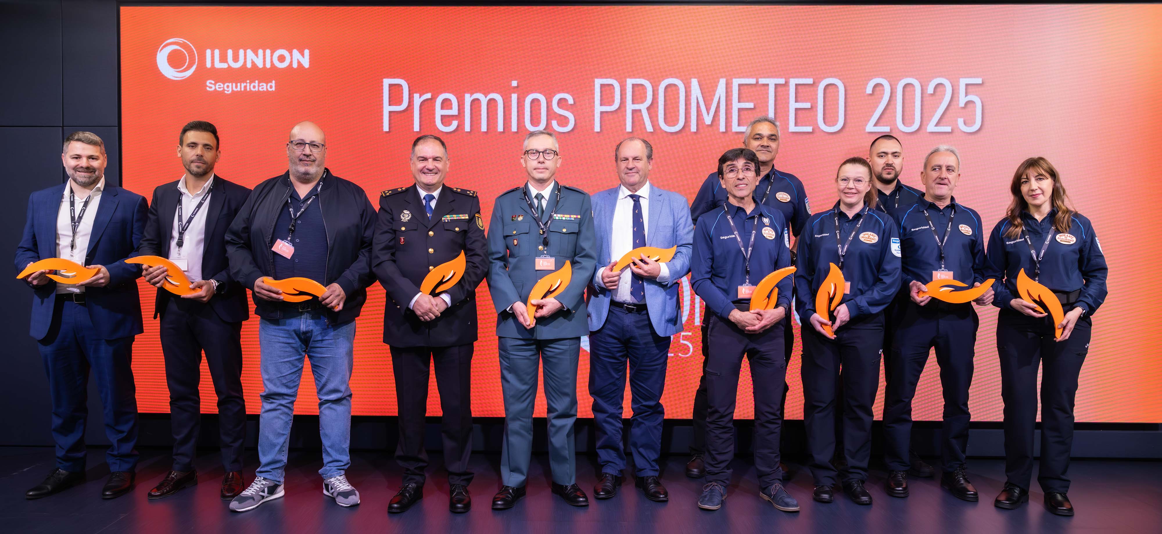 Todos klos premiados sobre el escenario muestran sus trofeos Prometeo