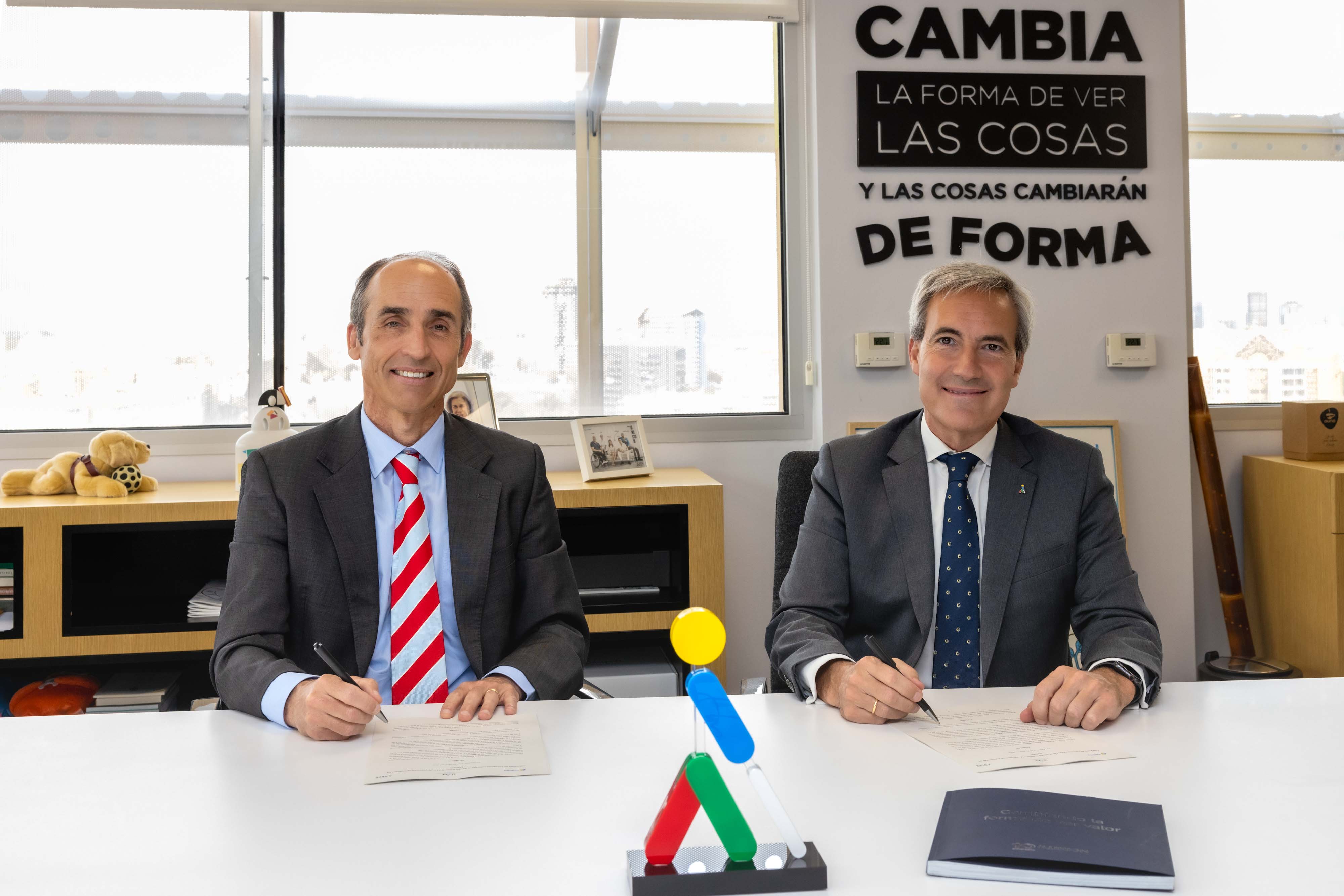 Francisco Javier Oubiña y Alejandro Oñoro en la firma del acuerdo