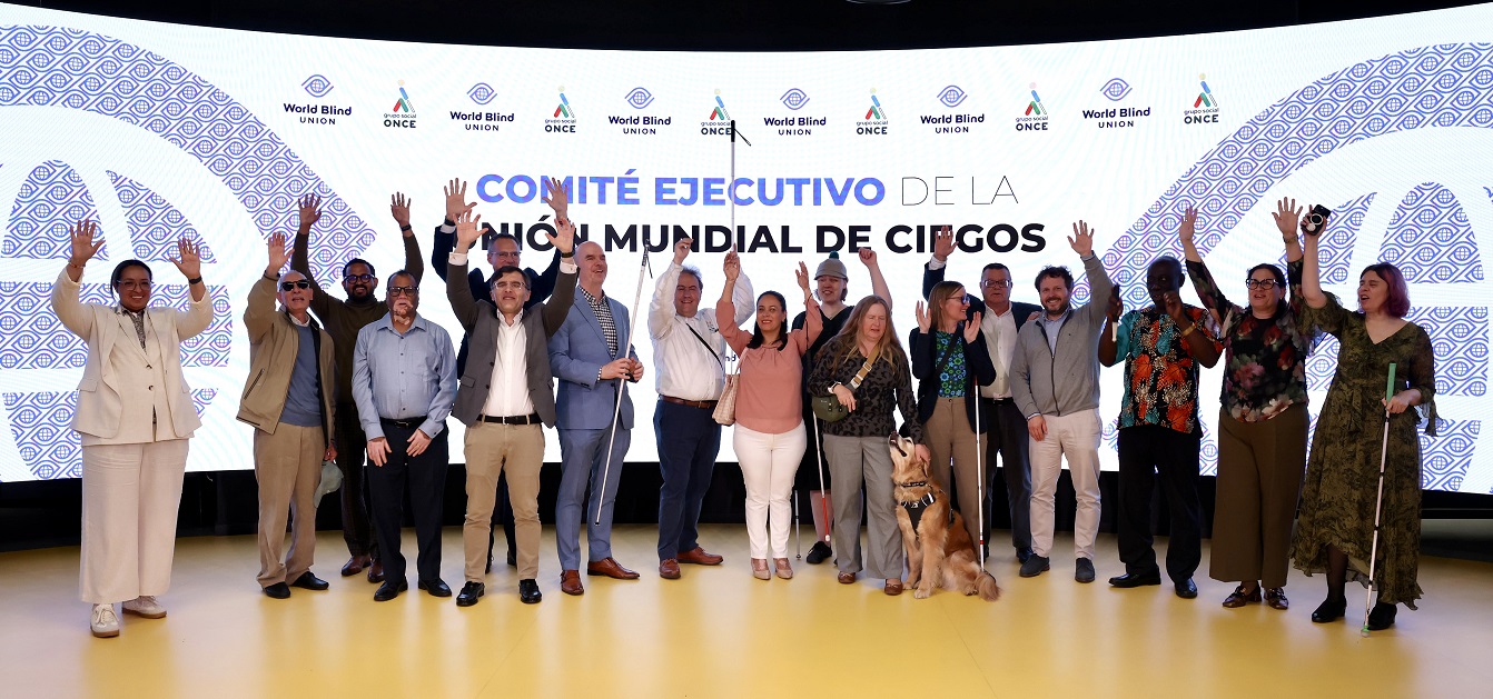 Foto de familia del grupo de la WBU en el Hub de Por Talento Digital junto a los responsables de Fundación ONCE, Alberto Durán y José Luis Martínez Donoso